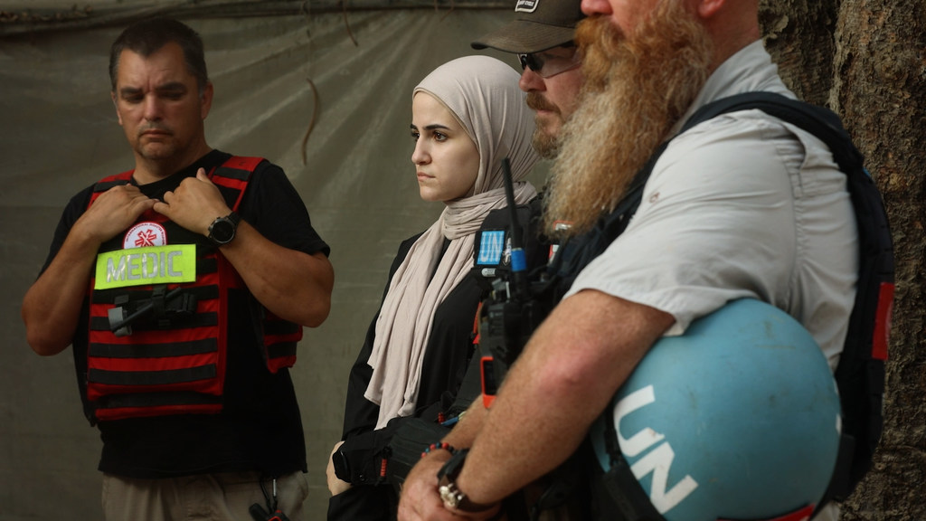 Sara Al Saqqa (segunda por la izquierda), la primera cirujana de Gaza, lucha por salvar vidas en medio de la destrucción y la burocracia.